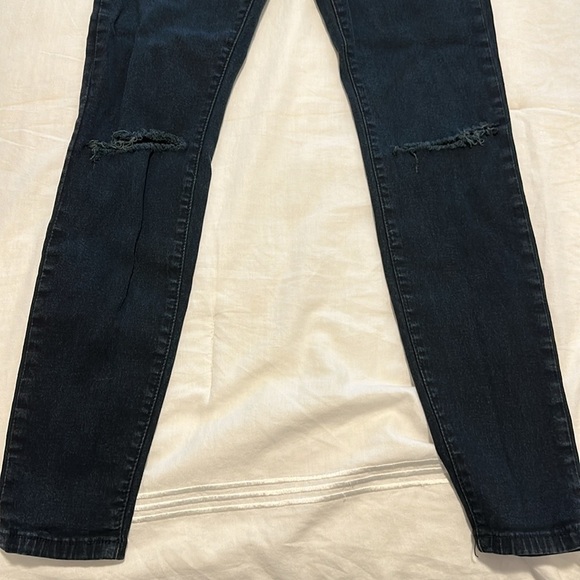 NWOT BDG High Rise Distressed Skinny Jean Dark Wash Size 28 Ultra Stretch - Picture 10 of 12